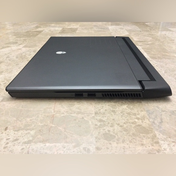 Alienware M15 R2 / GTX 1660 Ti / i5 9300H / 8GB RAM / 256GB SSD / Windows 11 Pro - Picture 4 of 10